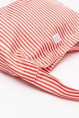 Bolso de hombro con estampado de rayas verticales celestes y blancas.