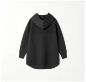Canguro negro oversize con capucha y bolsillos laterales. Presenta un diseño estampado en gris plata con motivos esotéricos: estrellas, constelaciones y un unicornio alado.