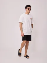 Short de baño color verde agua con estampado lateral en negro, blanco y amarillo. Ajuste con cordón en la cintura.