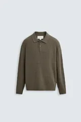 Polo color verde oliva de corte regular, tejido de punto con mezcla de algodón y cashmere. Tiene cuello solapa con cierre frontal de botonadura, manga larga y acabados en rib.