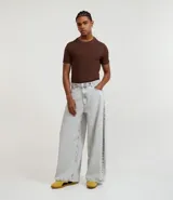 Remera muscle de manga corta confeccionada en media malla color crudo, sin estampa, con cuello redondo.