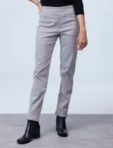 Jegging de algodón elastizado color negro, con pretina ancha elastizada, bolsillos delanteros simulados y bolsillos traseros aplicados.