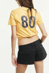 Short de jean de tiro medio, con cinco bolsillos y cierre frontal con cremallera y botón metálico.