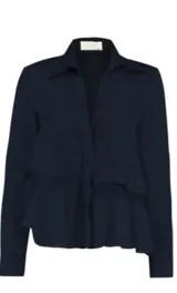 Camisa azul marino de manga larga con cuello camisero y detalle de volados superpuestos en el frente.