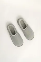 Pantuflas cerradas de fieltro color gris con interior de piel sintética.