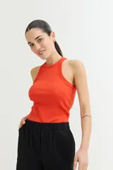 Musculosa celeste de algodón con cuello redondo y diseño acanalado.