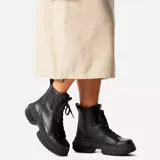 Bota de cuero negra con cordones, cremallera lateral, herrajes metálicos y suela de goma con tacos. Confección impermeable.