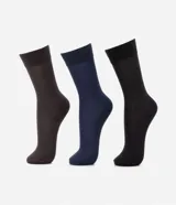 Kit de tres pares de medias de caña larga para hombre, confeccionadas en algodón con textura acanalada.