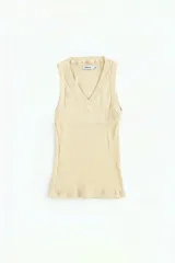 Musculosa de morley de algodón color rosa, sin mangas y con escote en V.