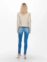 Chaqueta de motociclista color beige confeccionada en piel sintética con cierre asimétrico y tachas.