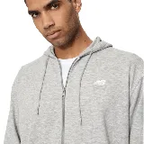 Campera gris con capucha y cierre frontal, con logo de New Balance estampado en el pecho.