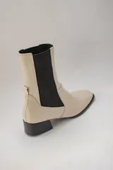 Botas de cuero rojas con elástico negro en los laterales, punta cuadrada y taco bajo.