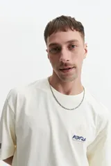 Remera de manga corta color verde con estampado de flores y texto en la espalda.