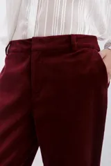 Pantalón de terciopelo color borgoña, estilo oxford, con acceso por cartera oculta con cierre, gancho metálico y botón interno en cintura. Bolsillos diagonales y bolsillo ojal en espalda.