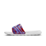 Chancletas Nike Victori One de mujer, color rojo con diseño ondulado en lila y logo de la marca en blanco.
