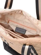 Cartera tipo shopper azul con diseño capitoneado y base negra. Tiene correas bitono, cierre de nylon con tirador textil, logo metálico, bolsillos interiores y compartimento acolchado para laptop.