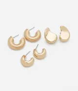 Set de tres pares de aros dorados con diferentes diseños: aros tipo argolla con textura acanalada, aros tipo argolla lisos y aros con forma de gota.