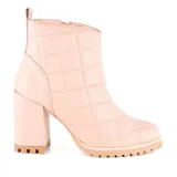 Botas de cuero sintético color rosa pálido, con diseño acolchado en forma de rombos, cierre lateral y taco cuadrado.