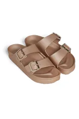 Sandalias de goma con hebillas ajustables, disponibles en color negro, verde militar, plateado y dorado.