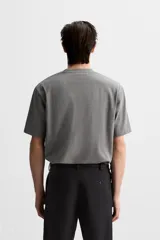 Camiseta gris de algodón, corte recto, cuello redondo y manga corta.