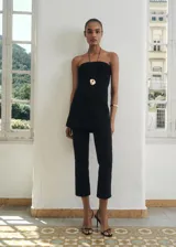 Top negro sin mangas, con escote palabra de honor y diseño recto. Confeccionado en tejido de punto fino.