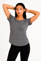 Remera gris de manga corta, corte holgado y cuello redondo.
