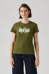 Remera verde oliva de corte recto con estampado floral y logo de Levi's en el frente.