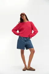 Sweater de punto a rayas horizontales color fucsia y naranja, de corte recto y mangas largas.