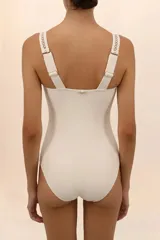 Entero de lycra color blanco, con breteles anchos con detalle de puntilla.