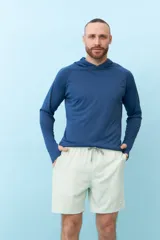 Short de baño blanco con finas rayas verticales verdes y cintura elástica ajustable con cordón.