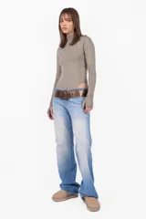 Body manga larga color beige, de punto roma, con cuello alto y mitones en los puños.