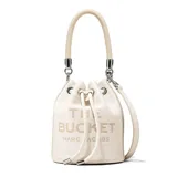 Bolso saco de cuero color crema con logo "The Bucket Marc Jacobs" grabado en el frente. Tiene asa corta de cuerda y correa larga de cuero extraíble.