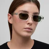 Lentes de sol con montura cuadrada transparente y cristales verdes polarizados. Presentan un diseño de estilo retro con la parte superior plana y protección UV400.