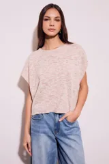 Chaleco de punto color crema con detalles en rosa y celeste, de corte holgado y mangas cortas.