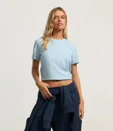Remera celeste de media malla con cuello redondo y mangas cortas dobladas.