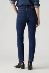 Jeans de tiro alto, ajustados en cadera y muslos, con pierna recta.