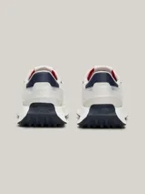 Zapatillas de estilo running Tommy Jeans color blanco, con detalles en azul marino y rojo.