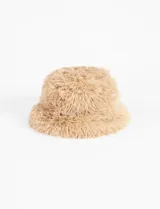 Gorro bucket de peluche color marrón, suave y cómodo.