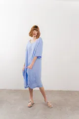 Vestido celeste de lino, corte holgado y largo midi, con escote redondo y mangas 3/4.