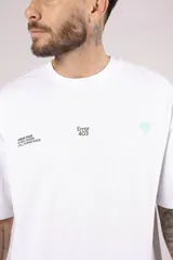 Remera blanca de algodón con estampado pequeño en el frente.