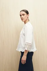 Blusa blanca de algodón bordado con encaje y volados, de mangas 3/4 con elástico.