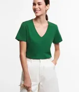 Remera básica de media malla color rosa, con escote en V y mangas cortas.