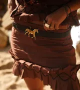 Minifalda marrón de lino con volados y cinturón negro con hebilla dorada en forma de caballo.