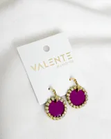 Aros colgantes con gancho dorado, base circular color fucsia y borde con strass.