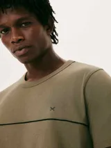 Conjunto de pijama para hombre, compuesto por una remera verde de manga corta con una línea horizontal negra en el pecho y un short negro.