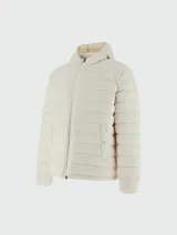 Campera bómber impermeable con capucha, color blanco tiza, con cierre frontal y bolsillos laterales con botón a presión. Relleno de pluma de ganso. Marca Herno.