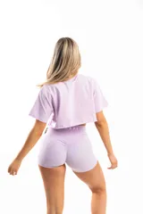 Remera blanca de algodón, corte cropped y mangas cortas.