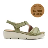 Sandalias de cuero negras con plataforma baja, tiras anchas con ajuste de velcro y plantilla acolchada. Cuentan con tecnología Low Impact para absorción de impactos.
