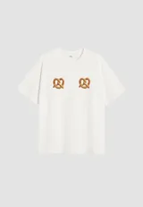 Remera blanca de manga corta con dos pretzels estampados en el pecho.