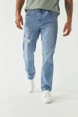 Pantalón de jean gris oscuro con roturas en las rodillas, corte recto y logo bordado.